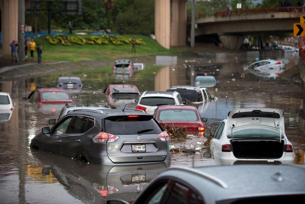 Las zonas más afectadas por la intensa lluvia son el centro de Monterrey, General Escobedo, Villa Salinas, Hidalgo, Juárez, Cadereyta y San Nicolás de los Garza. (NOTIMEX)