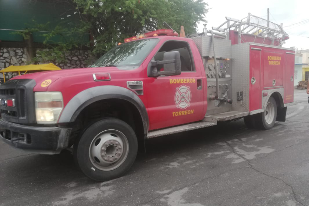 A pesar de ser un trabajo de sumo riesgo, los bomberos de Torreón tienen bajos salarios. (BEATRIZ A. SILVA)