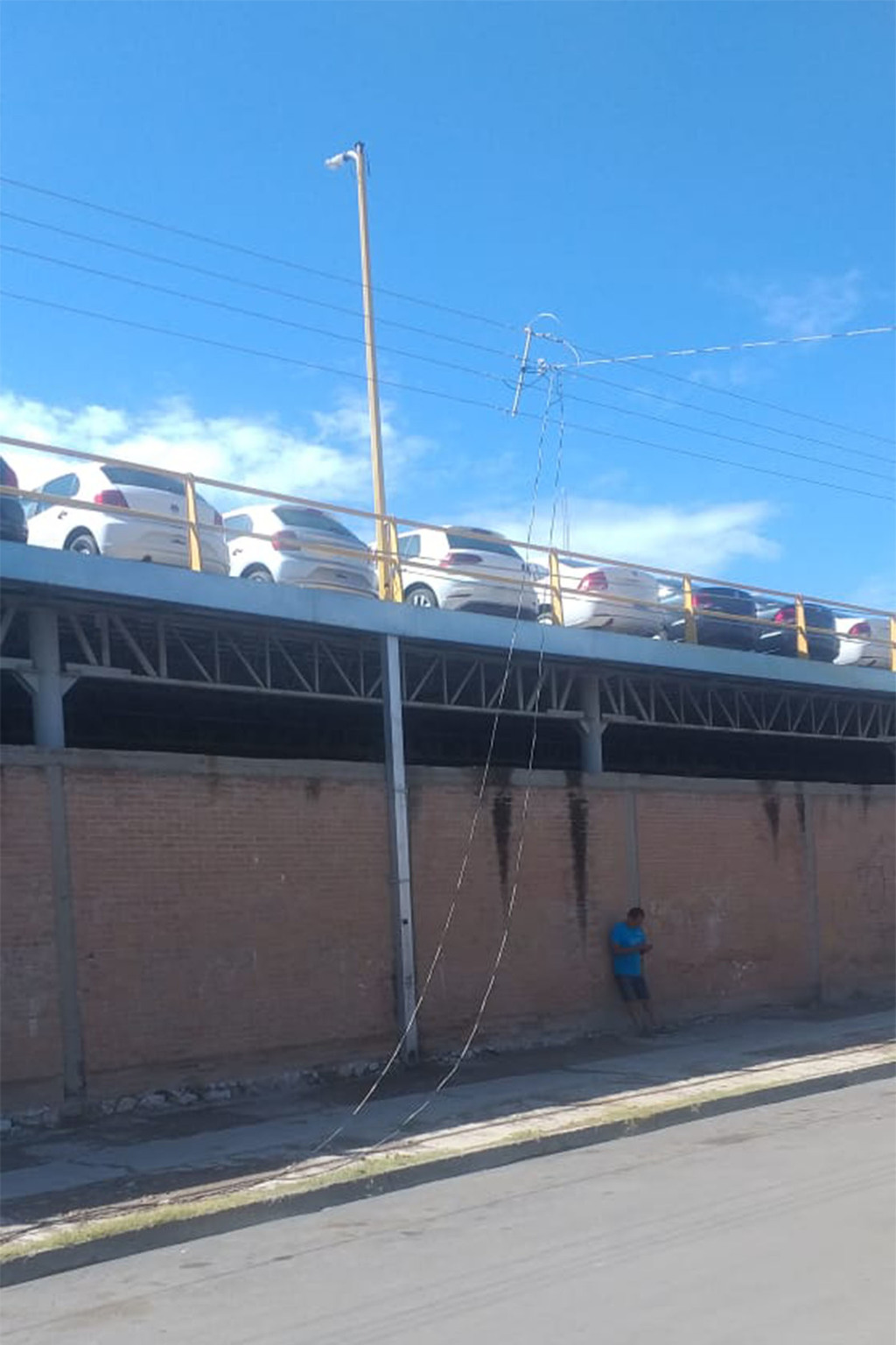 El tráiler arrancó los cables de alta tensión en el centro de Gómez Palacio y dejó sin energía algunos domicilios del sector. (EL SIGLO DE TORREÓN)