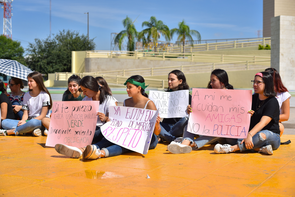 En silencio se mantuvieron varias decenas de jóvenes laguneros que se manifestaron en contra de la violencia de género que se ha registrado no solo en la Ciudad de México, sino en todo el país. (ERNESTO RAMÍREZ)
