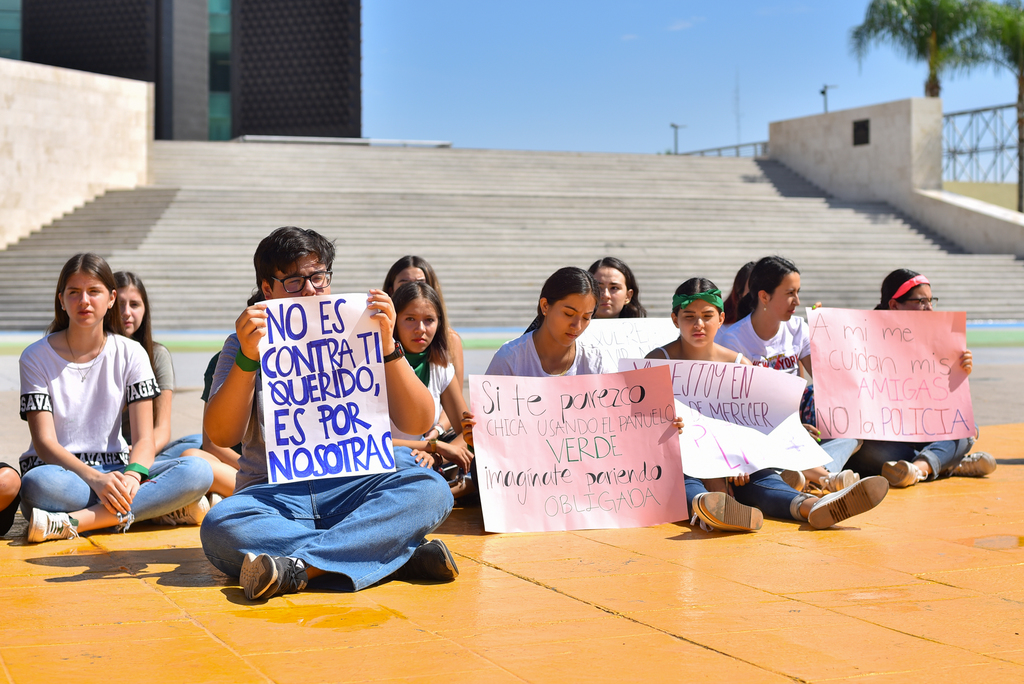 Jóvenes mostraron pancartas y se manifestaron en silencio en la explanada de la Plaza Mayor de Torreón. (ERNESTO RAMÍREZ)
