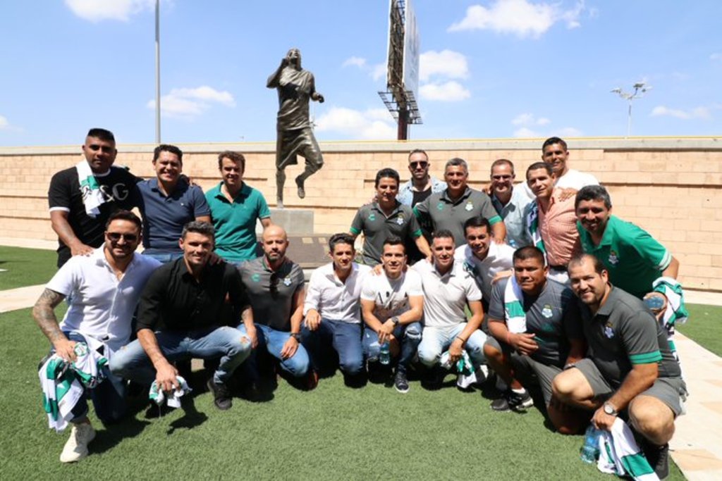 Exjugadores, directivos y cuerpo técnico se tomaron la foto junto a la estatua de Christian Benítez. (CORTESÍA SANTOS)
