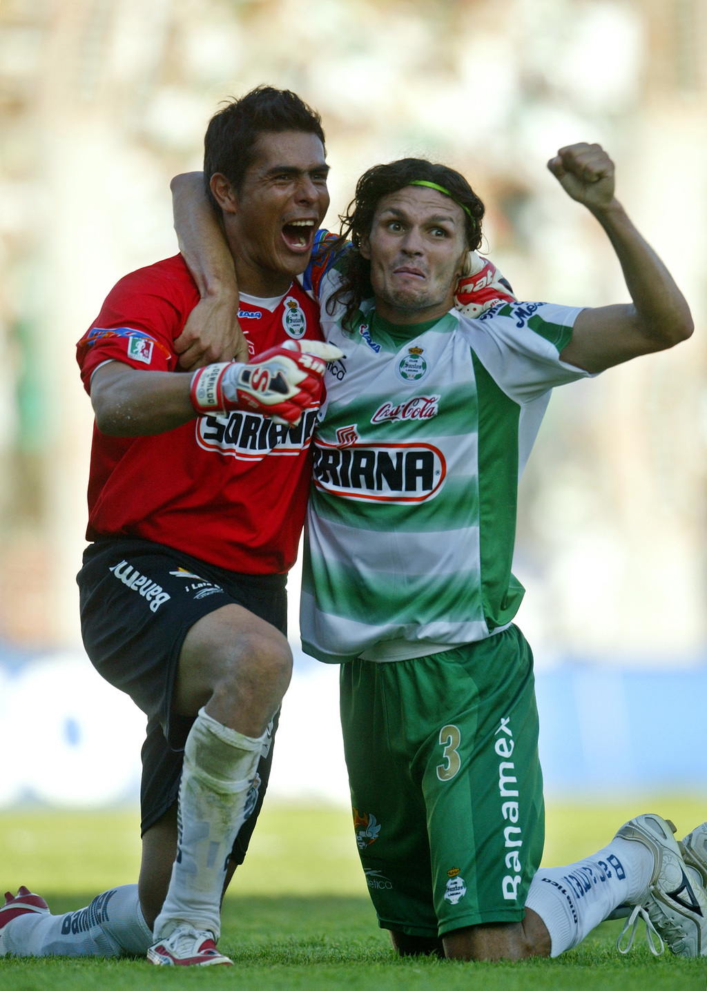 Oswaldo Sánchez y Fernando Ortiz (d) celebraban tras lograr el título. (ARCHIVO)