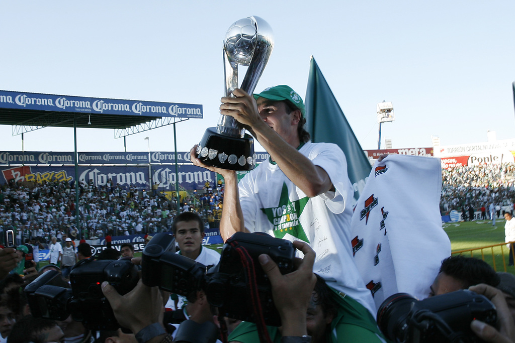 Walter 'Lorito' Jiménez levanta el trofeo de campeón. (ARCHIVO)
