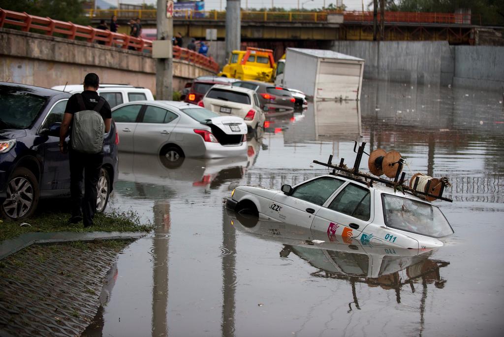 En gran parte de Monterrey ocurrieron encharcamientos e inundaciones de consideración. (EFE)