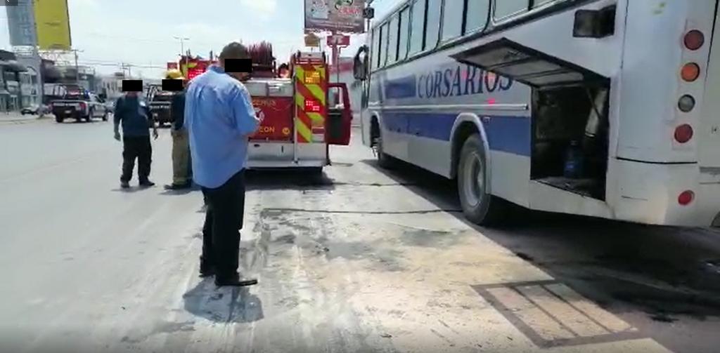 Un autobús de transporte de personal para viajes sufrió un percance luego de que la parte posterior se incendió provocando la movilización de autoridades en la ciudad de Torreón, Coahuila. (EL SIGLO DE TORREÓN)