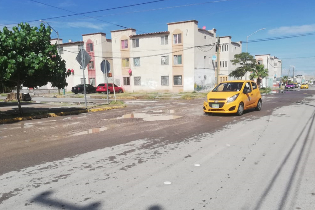 La calle Peltres de Rincón La Merced presenta varios baches, además de otras partes enlodadas tras los trabajos de Simas. (BEATRIZ A. SILVA)