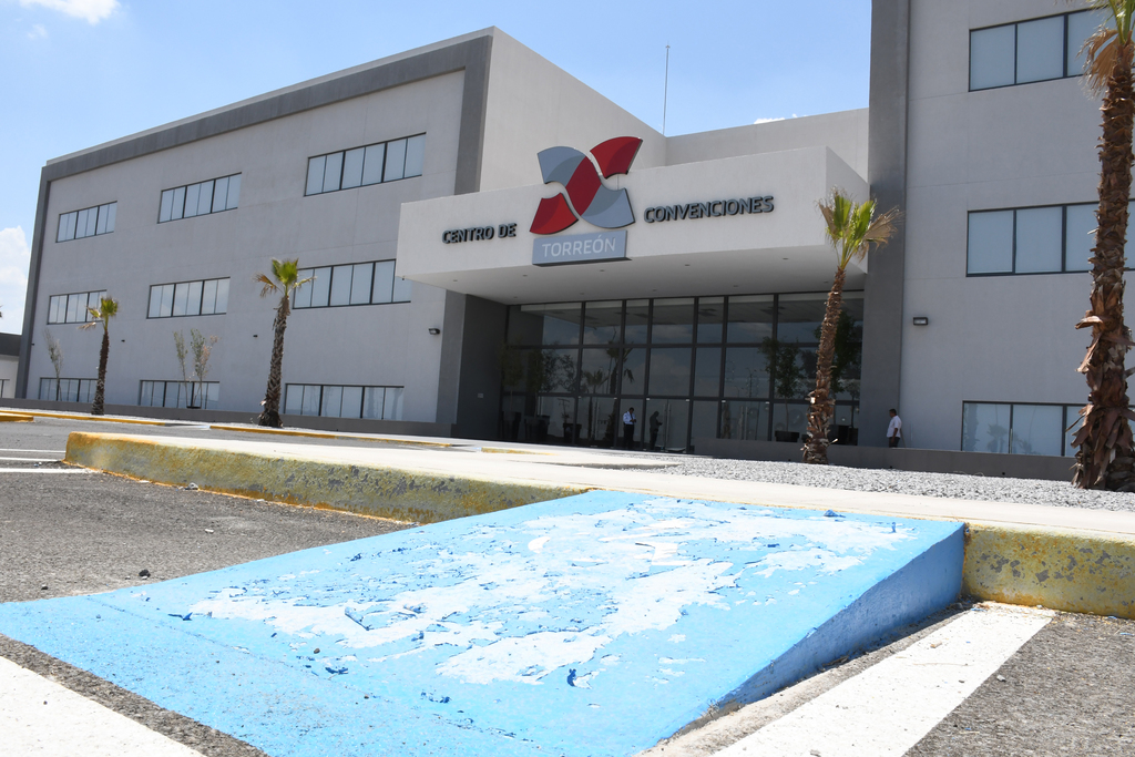 Desgastada luce ya la pintura vial en el estacionamiento del Centro de Convenciones de Torreón, inaugurado a penas en junio pasado. (FERNANDO COMPEÁN)