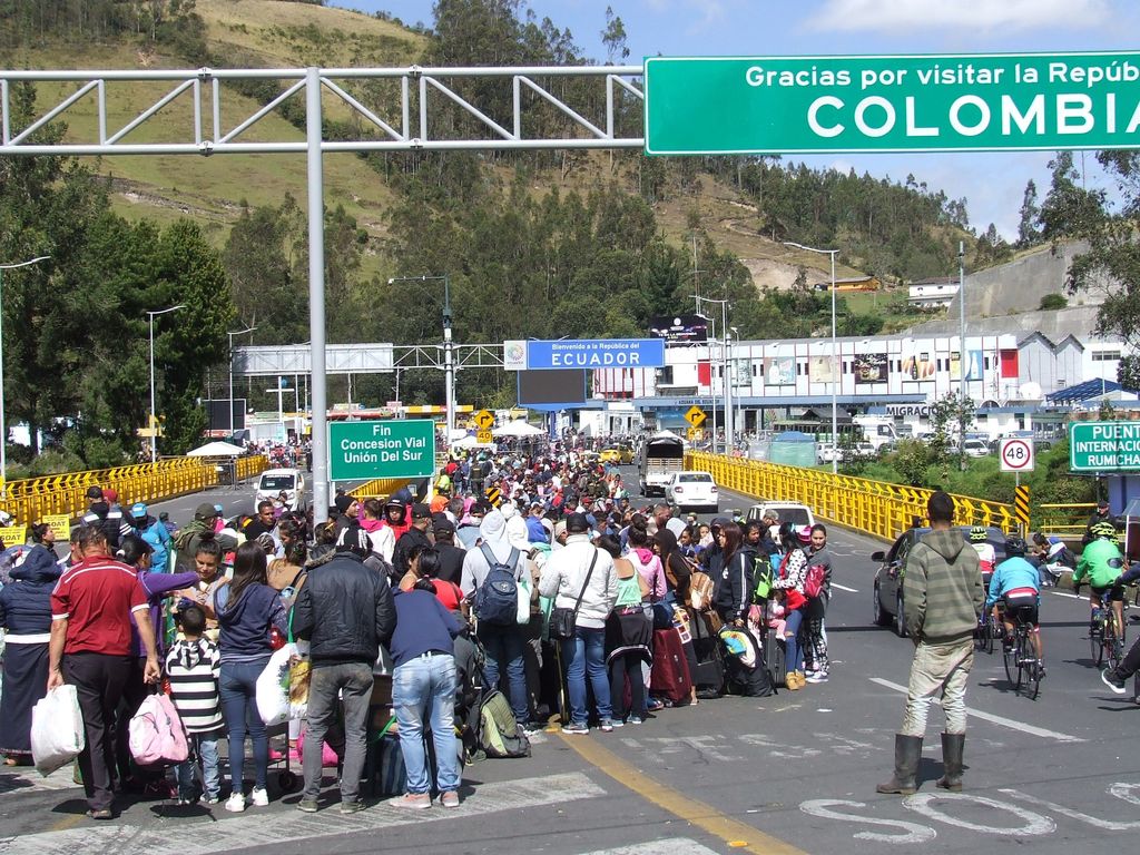 Miles de venezolanos esperan para entrar a Ecuador, antes de que entre en vigor la exigencia de una nueva visa humanitaria. (EFE)
