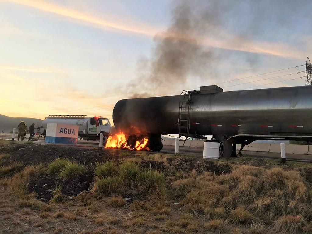 Se registró el incendio de las llantas traseras de una pipa que transportaba leche en la autopista Gómez Palacio-Durango. (EL SIGLO DE TORREÓN)