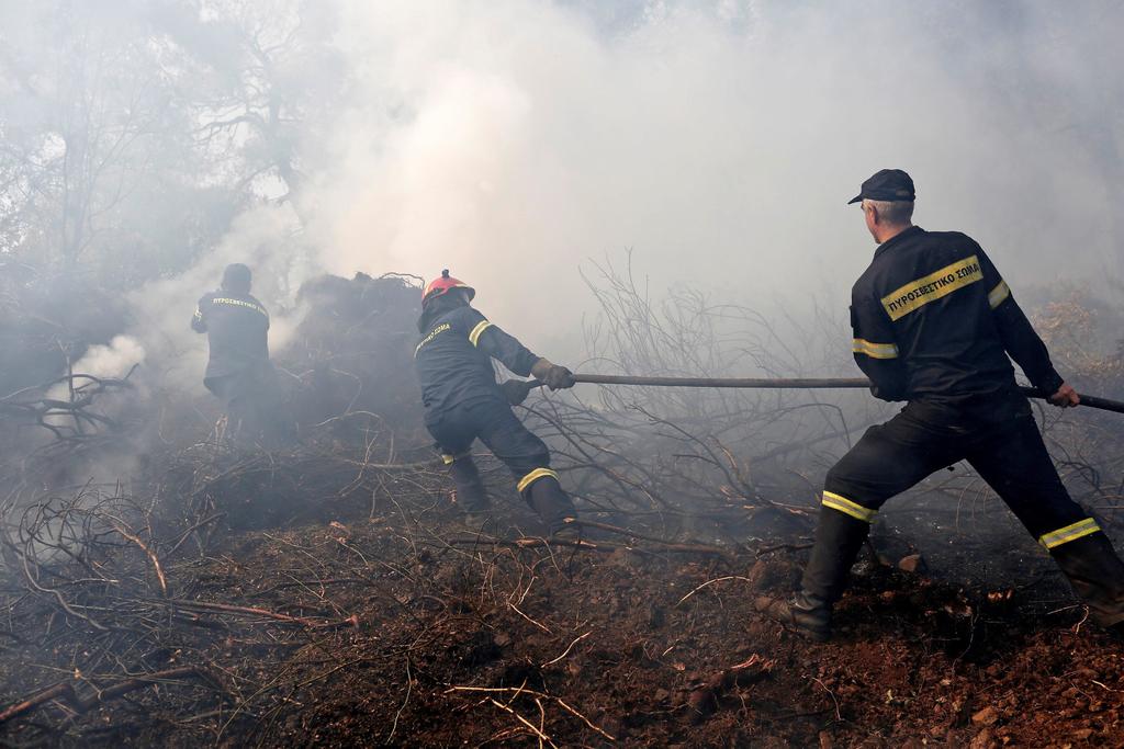 Las autoridades griegas dijeron que unos 700 bomberos fueron desplegados en el país durante el fin de semana para apagar las llamas. (ARCHIVO)