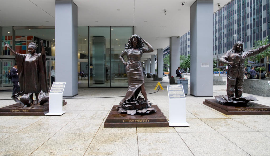Las obras en bronce a tamaño real fueron realizadas por los artistas australianos Gillie y Marc Schattner, que eligieron mostrar su trabajo en una fecha simbólica, ya que un día como hoy, 26 de agosto de 1920, hace 99 años, se otorgó el derecho al voto a las mujeres en EUA. (ESPECIAL)