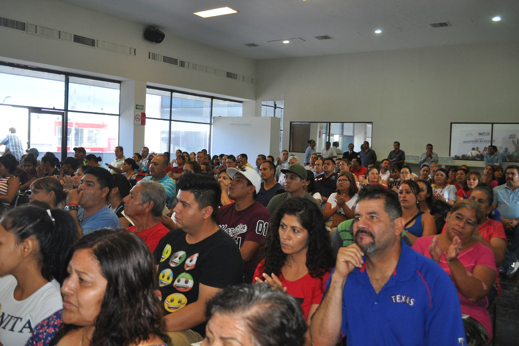 La alcaldesa entregó 53 títulos de propiedad a igual número de beneficiarios en el auditorio. (FABIOLA P. CANEDO/EL SIGLO DE TORREÓN)