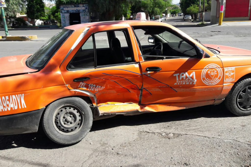 El vehículo particular se impactó en el costado medio derecho del taxi de la base Alianza que presuntamente no respetó la preferencia. (EL SIGLO DE TORREÓN)
