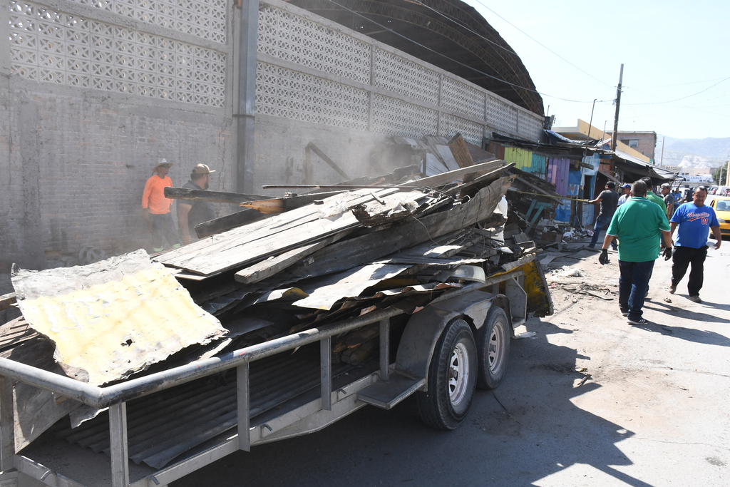 Municipio de Torreón retiró durante el lunes unos cinco locales ambulantes sobre la calle Cinco de Mayo, esto como parte del proyecto de reubicación de los llamados 'fierreros' de la Alianza. (FERNANDO COMPEÁN)