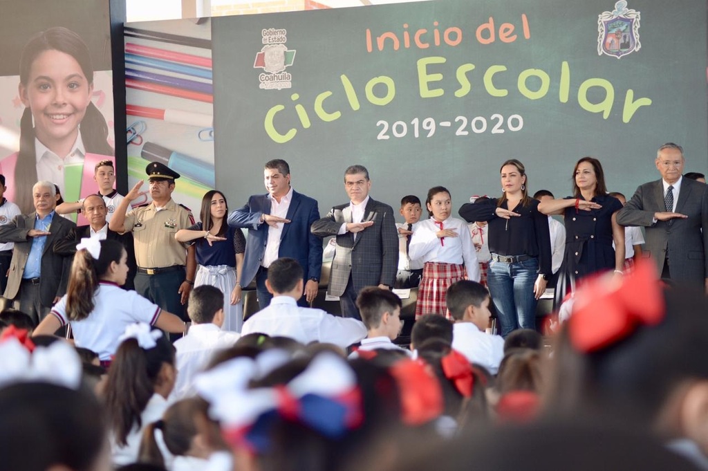 El gobernador de Coahuila, Miguel Riquelme, refrendó su compromiso con los niños y jóvenes estudiantes.