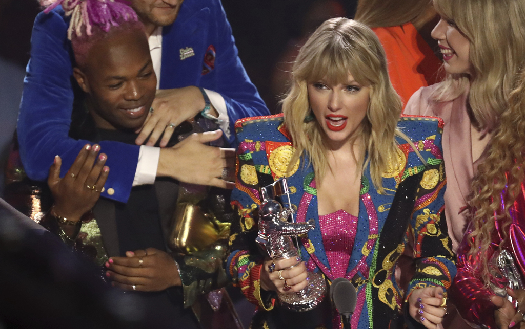 Ganadora. Taylor Swift recibe el premio al video del año por You Need to Calm Down en los Premios MTV a los Videos Musicales en el Prudential Center.(AP)