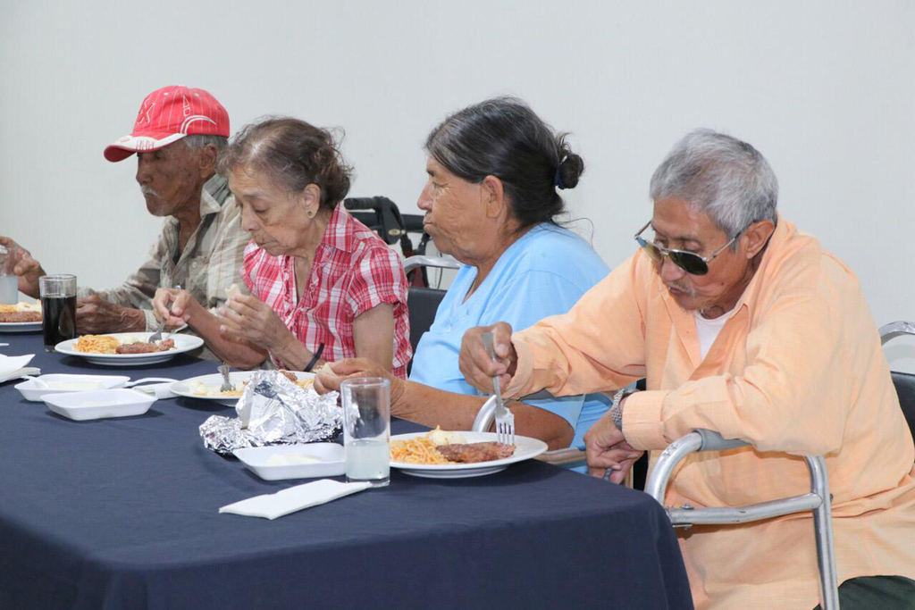 Muchos adultos mayores acuden a los programas del DIF, como AMA, en donde se les brinda a los adultos mayores dos comidas al día. (VIRGINIA HERNÁNDEZ)