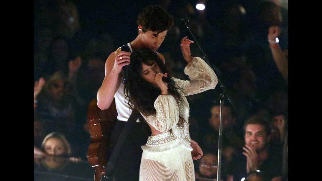 La cantante de 22 años y su novio de 21 se presentaron en medio del escenario que estaba lleno de luces simulando velas. (AP)