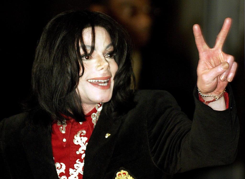 El documental Killing Michael Jackson hace nuevas revelaciones sobre el cantante estadounidense, pues asegura que murió siendo calvo y con varias cicatrices en el cuerpo. (ARCHIVO)