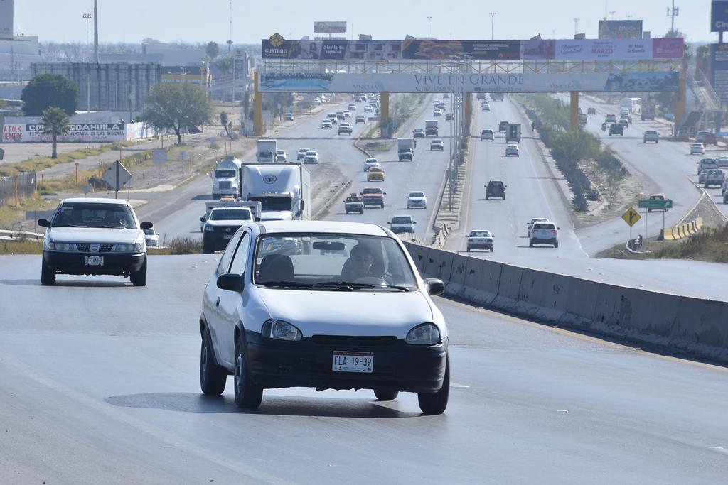 Personal de la AFG del Estado de Coahuila entregó folletos en los que se invitaba a los propietarios de las unidades a ponerse al corriente en el pago de sus derechos vehiculares. (ARCHIVO)