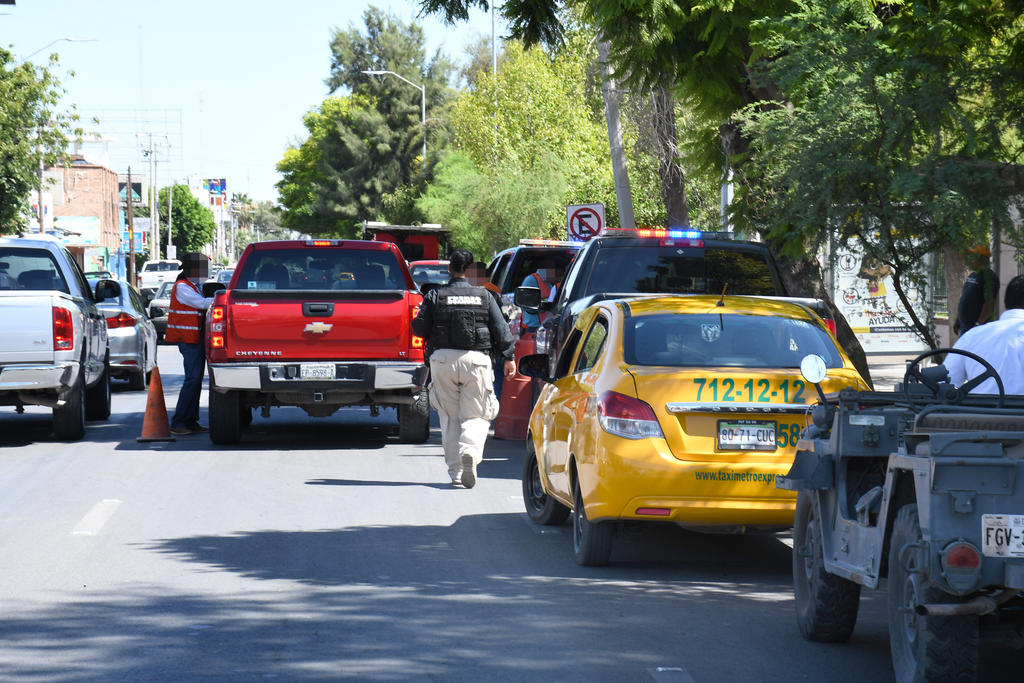 Realizaron el primer operativo en la ciudad de Torreón contra vehículos sin placas o vencidas. (FERNANDO COMPEÁN)