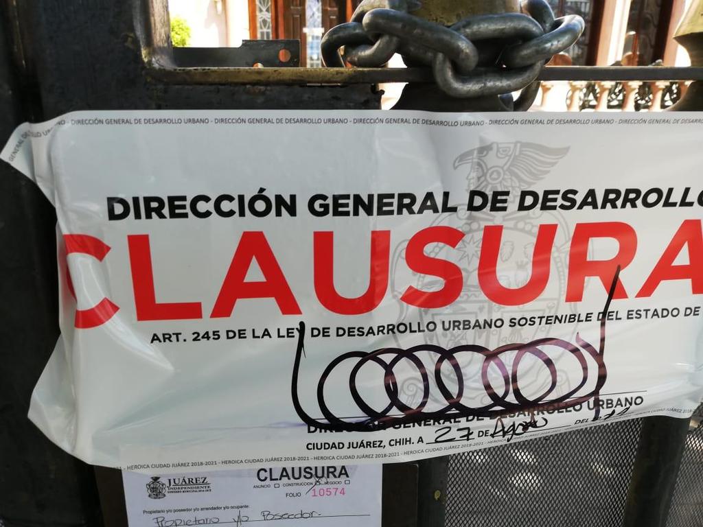 De acuerdo a los sellos colocados en el domicilio de Ciudad Juárez, la construcción no cuenta con las licencias de suelo y funcionamiento requeridas para su correcta operación. (ESPECIAL)