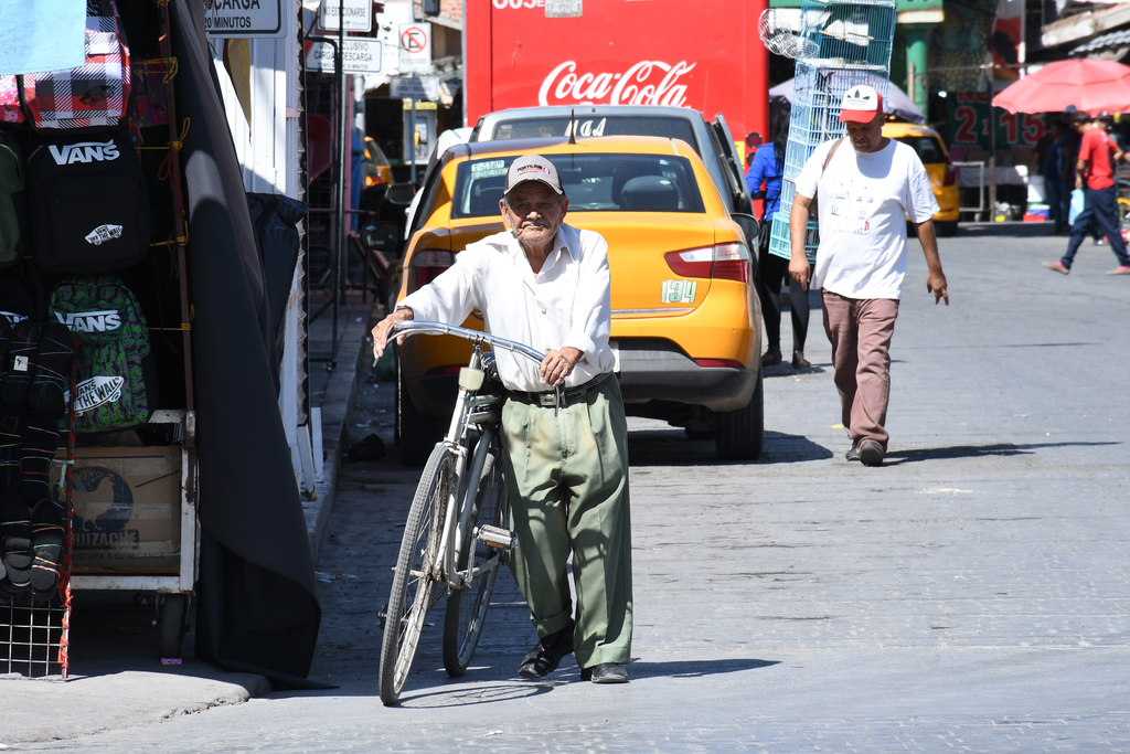 Los adultos mayores que trabajan en La Laguna tienen un sueldo aproximado a dos salarios mínimos. (FERNANDO COMPEÁN)