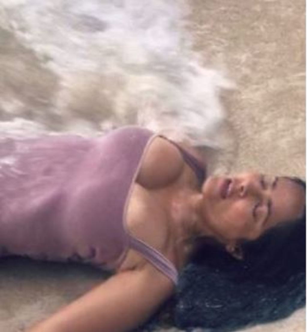Relajada. Salma Hayek disfrutó del mar. (ESPECIAL)