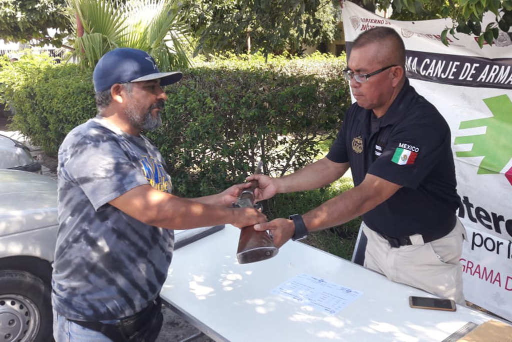 Continúa el módulo instalado a las afueras de la presidencia municipal para el intercambio de armas. (EL SIGLO DE TORREÓN/GUADALUPE MIRANDA)