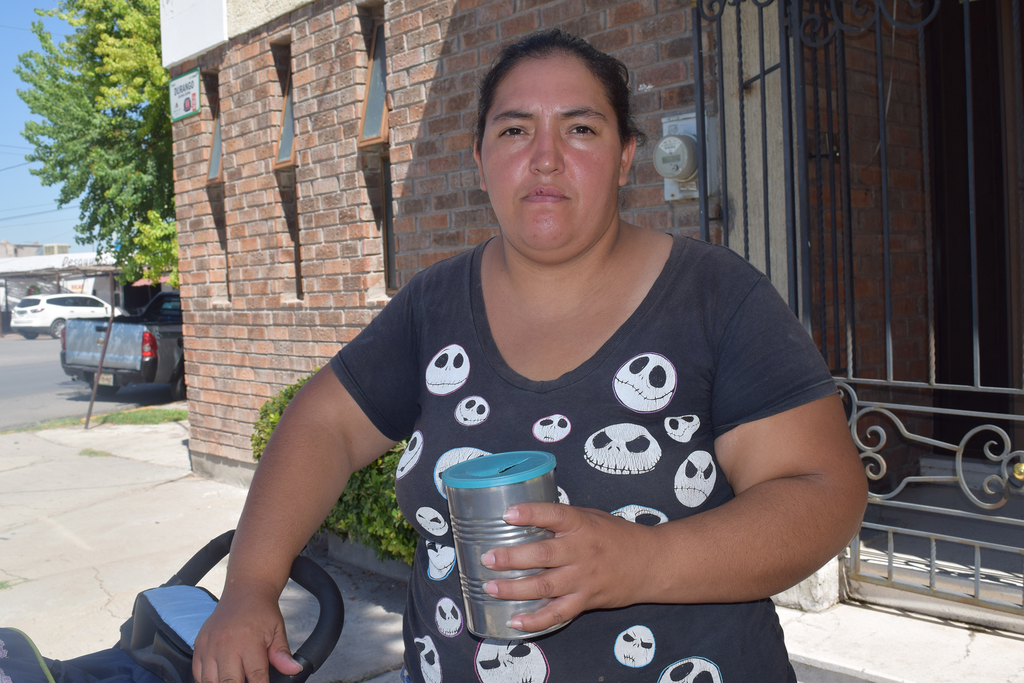 Lorena Rodríguez, tía de la pequeña Lorena Érika, hace labor de boteo en las calles para solventar los gastos por el tratamiento. (EL SIGLO DE TORREÒN / MA. ELENA HOLGUÍN)
