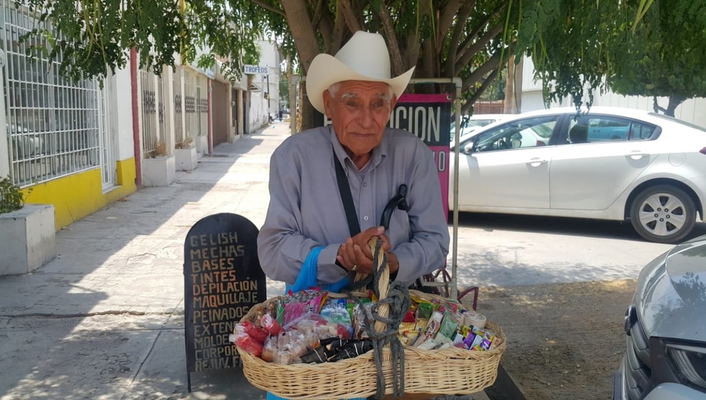 El señor Timoteo, de 65 años, se dedica a la venta de dulces, chocolates, bombones, chicles y semillas. (EL SIGLO DE TORREÓN)