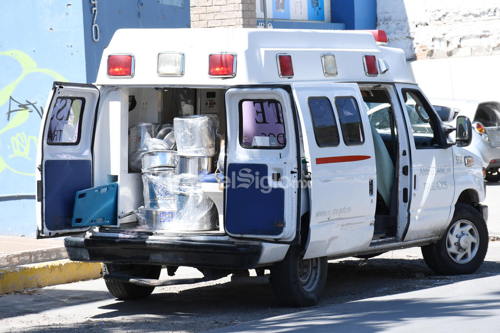 Como vehículo de carga es utilizada una ambulancia del ISSSTE Torreón, ante el retiro por recorte presupuestal de su camioneta.  (FERNANDO COMPEÁN)