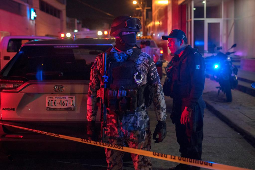 El gobernador de Veracruz, Cuitláhuac García Jiménez, prometió este miércoles que no quedará impune 'el crimen' de 23 personas en un bar nocturno atacado ráfagas de metralleta y con bombas 'molotov'. (EFE)