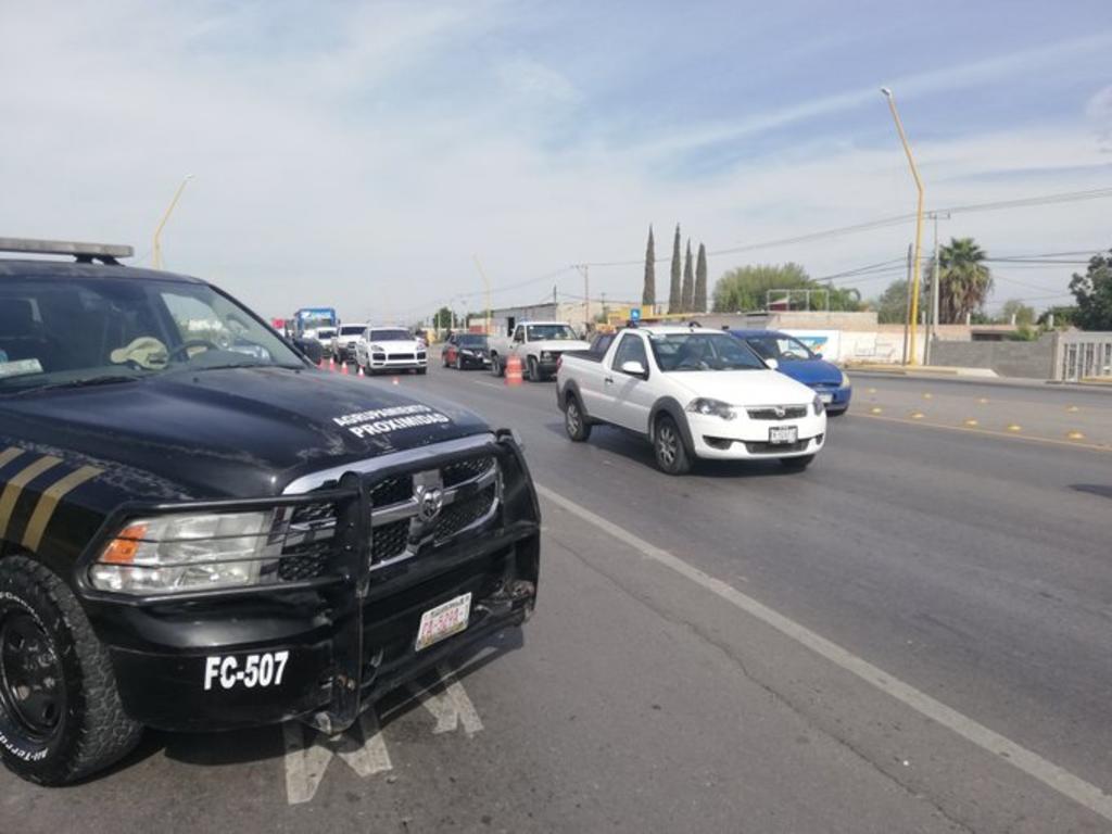 Acompañados por elementos de Fuerza Coahuila, personal de la Administración Local lleva a cabo el operativo, que podría extenderse por un par de horas. (GUADALUPE MIRANDA)