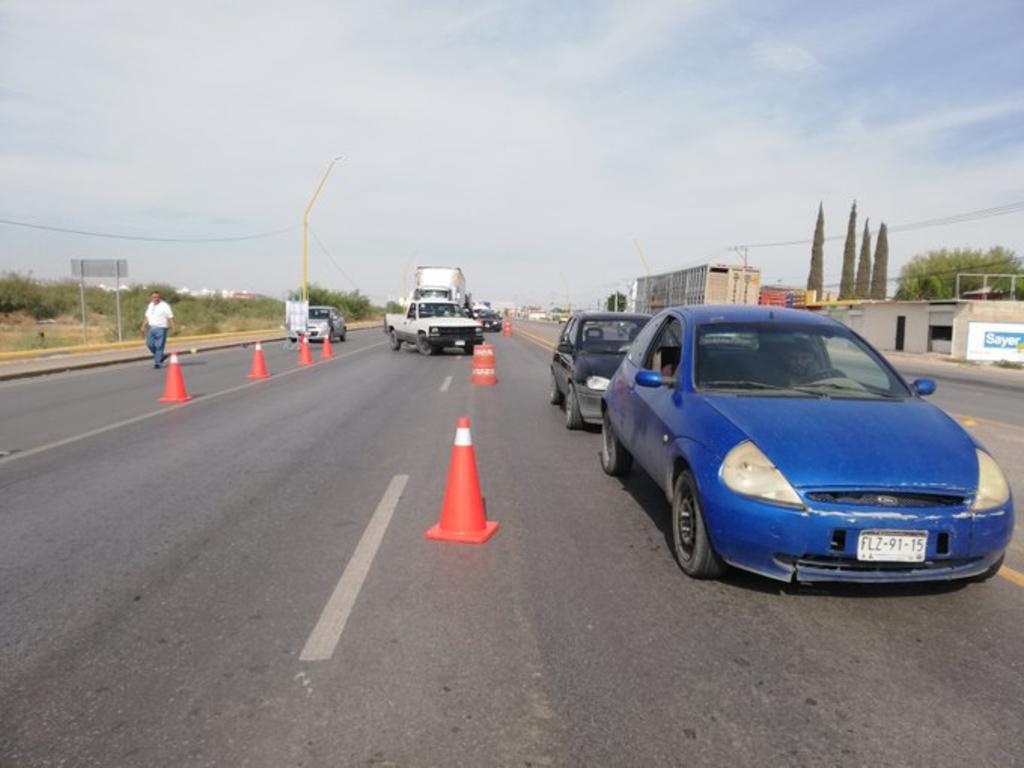 El punto de revisión se instaló sobre la carretera Torreón-Matamoros, frente al ejido Tomás, a unos metros de la entrada principal a la ciudad. (GUADALUPE MIRANDA)