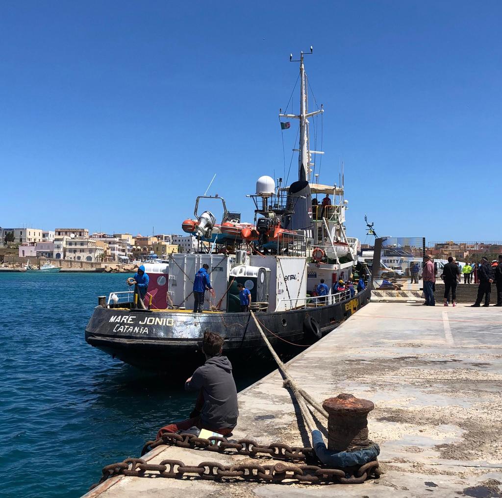 La ONG italiana rescató a este centenar de personas a primera hora de la mañana de este miércoles, cuando se encontraban a la deriva en el Mediterráneo, en un bote neumático abarrotado que se estaba desinflando. (ARCHIVO)
