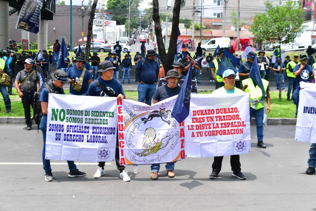 Elementos de la Policía Federal protestan contra su incorporación a la Guardia Nacional (GN), con un bloqueo en Periférico dirección norte, a la altura de la Torreo Pedregal, alcaldía Algavaro Obregón. (ARCHIVO)
