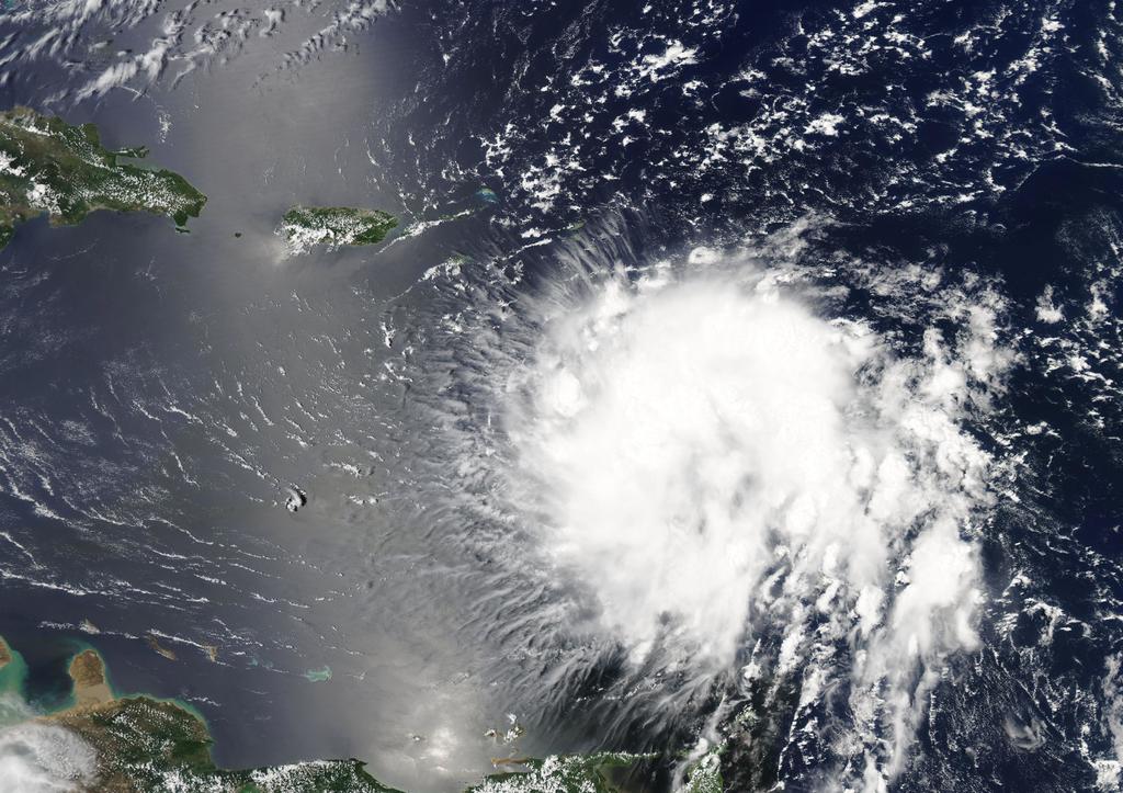 El huracán de categoría 1 en la escala Saffir-Simpson (sobre un máximo de 5) se desplaza hacia el noroeste a 13 m/h (20 km/h), por lo que pasará en las próximas horas sobre la costa noreste de Puerto Rico. (EFE)