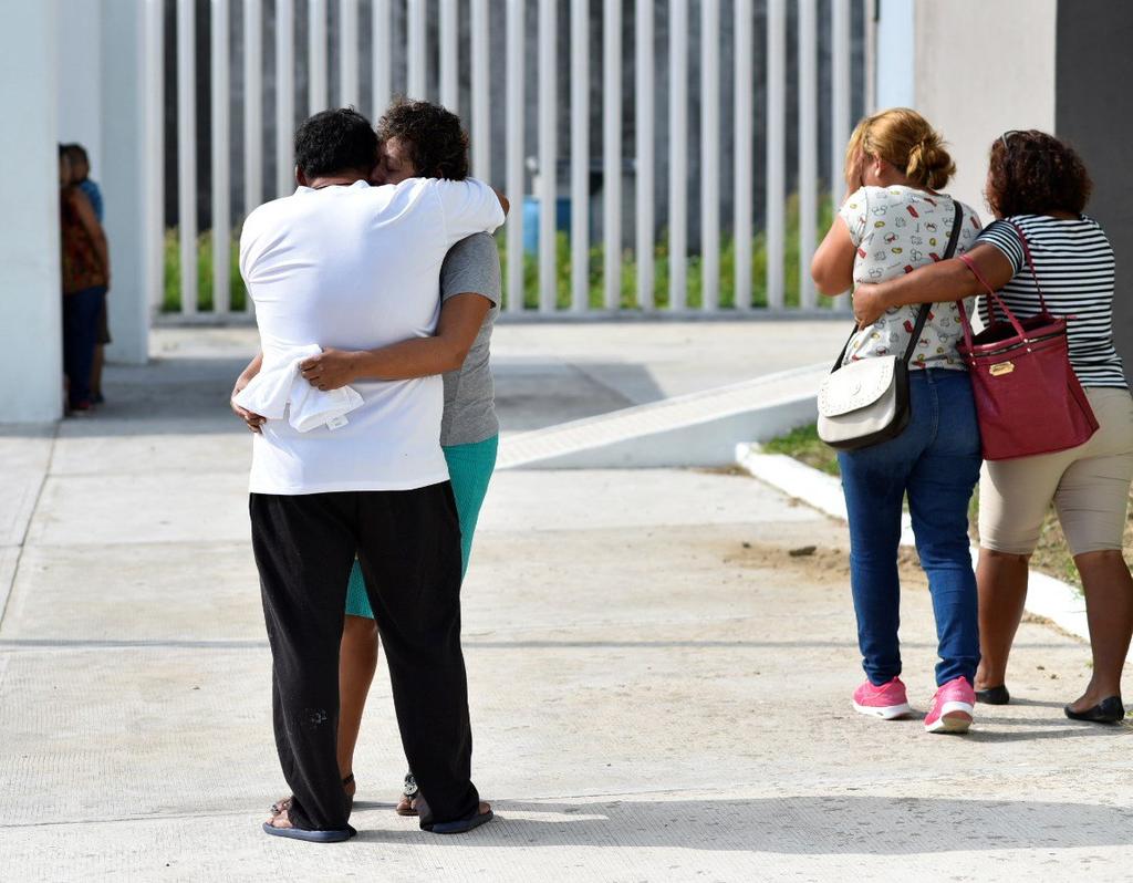 Los servicios de salud de Veracruz reportan a ocho personas en estado grave a consecuencia del ataque contra un centro nocturno en el puerto de Coatzacoalcos. (EFE)