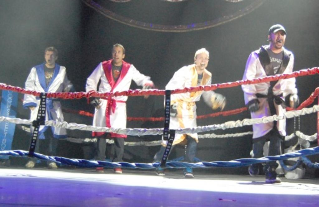 Brian Littrell, Howie D., Nick Carter y A.J. McLean aparecieron en el escenario vestidos de boxeadores sobre dos rings improvisados. (ARCHIVO)