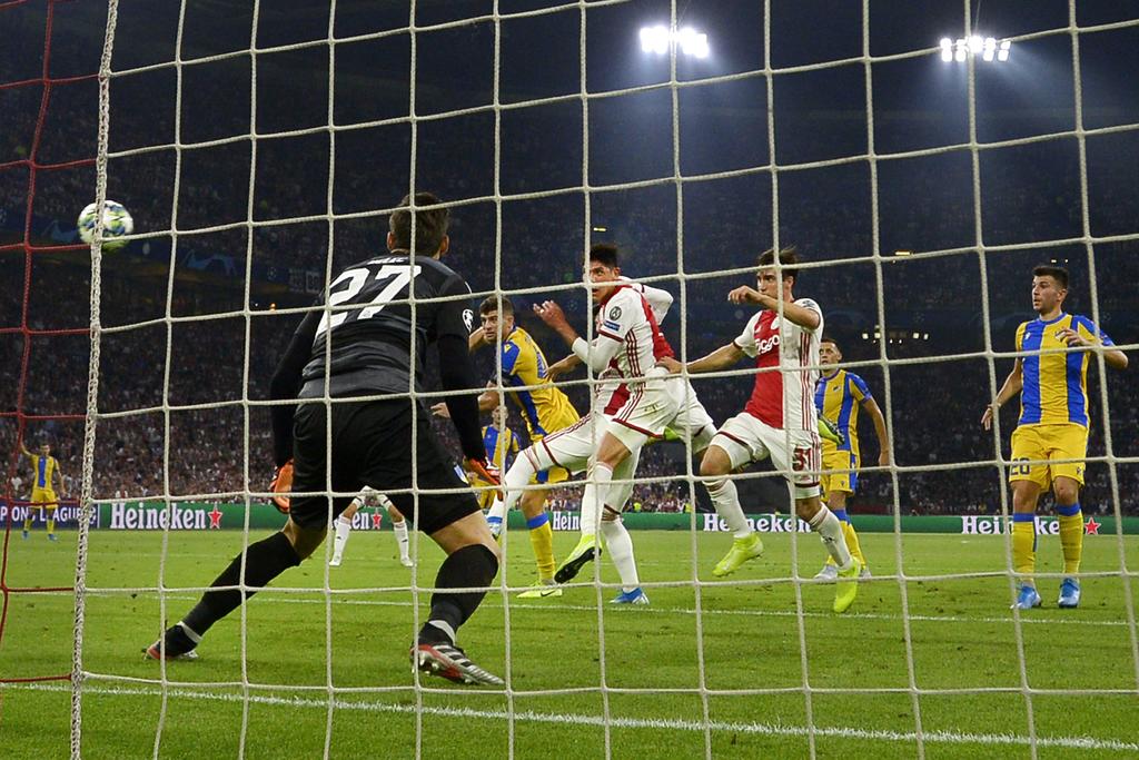 Edson Álvarez marca de cabeza el 1-0, su primer tanto con el Ajax, en la victoria sobre APOEL, con lo que el conjunto holandés logró su pase a la fase de grupos de la Champions. (EFE)