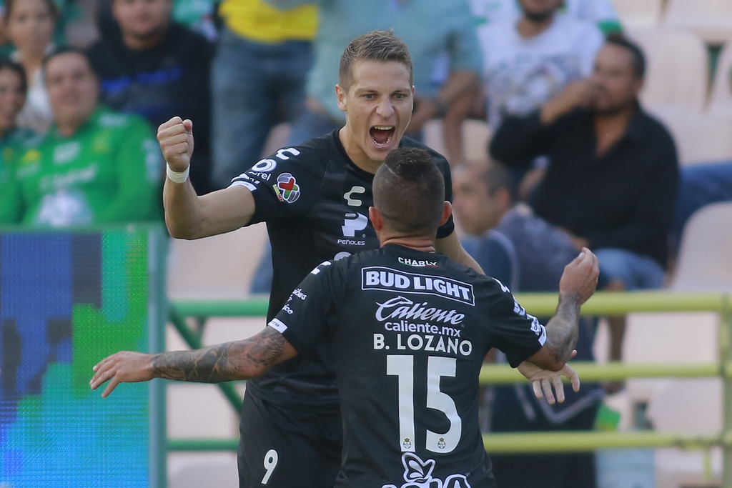 Eryc 'La Culebra' Castillo (d) anotó el segundo gol de los Guerreros.