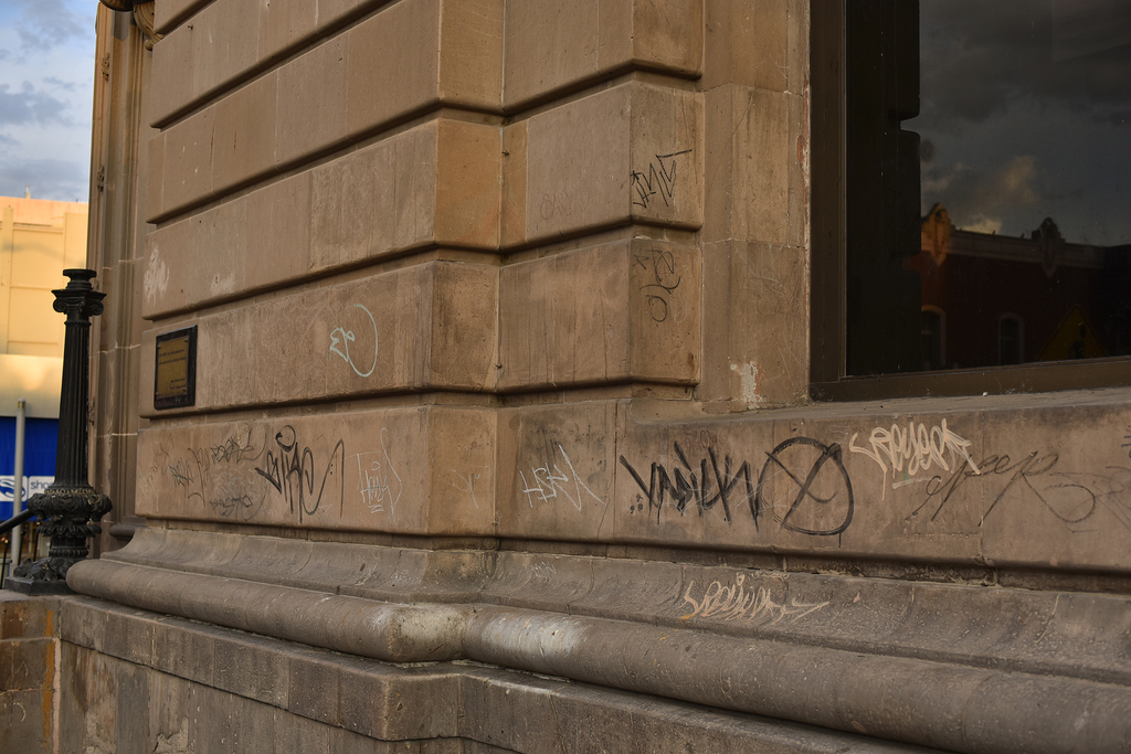 Emblemáticos edificios de la ciudad son víctimas de grafiti y del descuido. (EL SIGLO DE TORREÓN)
