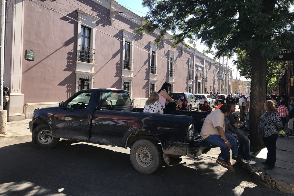 Ayer, miembros de la CNTE tomaron las oficinas de la Dirección de Pensiones del Estado y bloquearon la calle del acceso principal. (EL SIGLO DE TORREÓN)