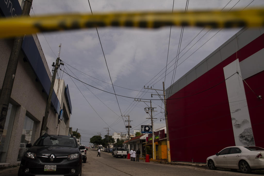 La Fiscalía General de la República (FGR) inició este jueves la investigación del ataque al bar 'Caballo Blanco', en el puerto de Coatzacoalcos, Veracruz, que hasta el momento ha dejado 29 personas muertas. (NOTIMEX)
