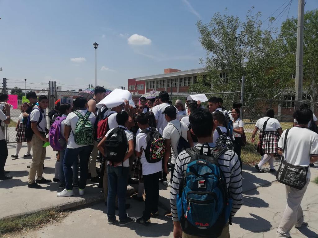 Este jueves en punto de las 14:00 horas, alrededor de 30 estudiantes se apostaron a la entrada de la escuela e impidieron el paso a otros alumnos y maestros.
