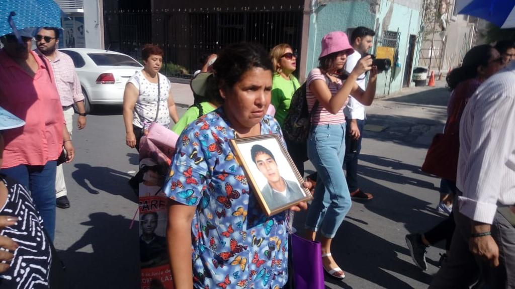 Integrantes del colectivo Fuundec realizaron una marcha por la conmemoración del Día Internacional de las Víctimas de Desapariciones Forzadas. (FERNANDO COMPEÁN)