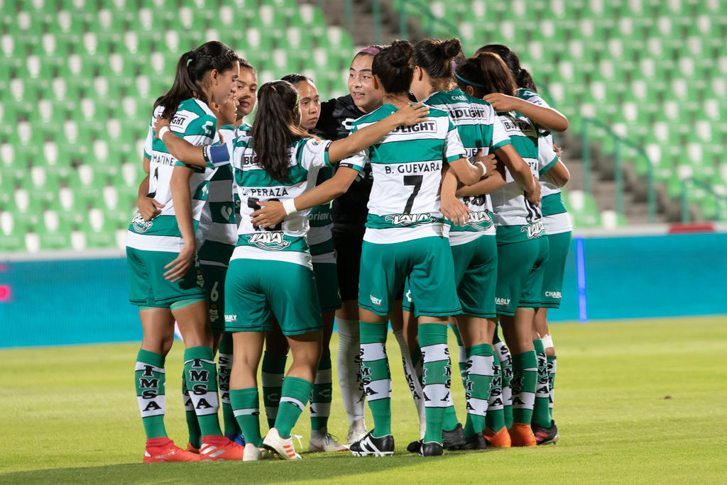 Las futbolistas de Santos Laguna hacen equipo en contra de la violencia hacía la mujer. (ARCHIVO)