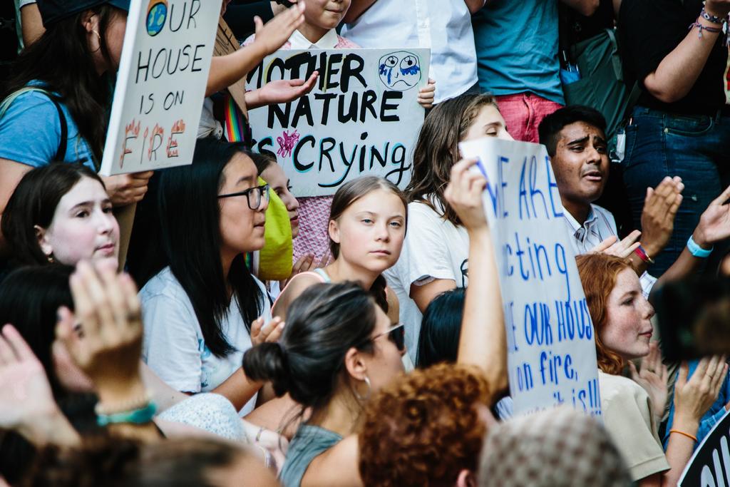 'Es el sistema lo que hay que cambiar, no el clima', 'Dejen de negar que la tierra se está muriendo' o 'Queremos un futuro saludable' eran algunos de los lemas que gritaban los jóvenes que se concentraron frente al edificio de la ONU. (EFE)